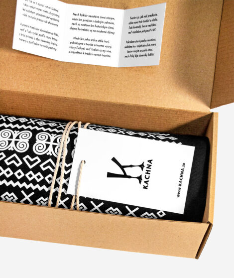 Darčeková-krabička-a-v-nej-folk-tričko-s-čičmanským-ornamentom-v-tvare-srdca