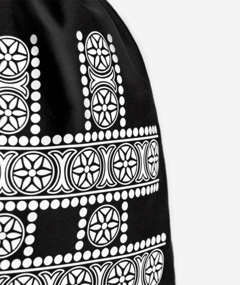 Sťahovací-vak-Detviansky-Hashtag-Čierny-Detail