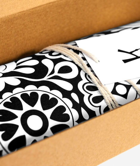 Čierny-folkórny-batoh-Trnava-v-krabičke