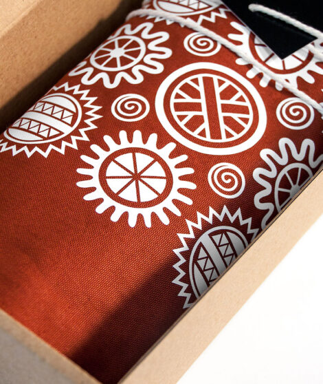 Oranžový-batoh-Na-tej-Detve-v-darčekovej-krabičke